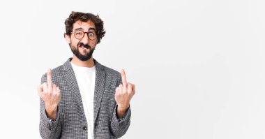 Genç çılgın iş adamı kışkırtıcı, agresif ve müstehcen hissediyor. Düz duvara karşı isyankar bir tavırla orta parmağını hareket ettiriyor.