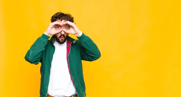 Jonge Gekke Bebaarde Man Voelt Zich Geschokt Verbaasd Verrast Met — Stockfoto