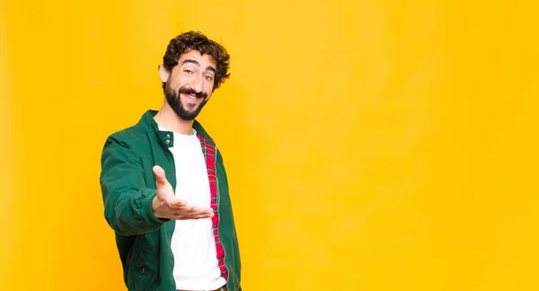 Joven Barbudo Loco Sonriendo Mirando Feliz Seguro Amable Ofreciendo Apretón —  Fotos de Stock