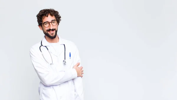Ung Läkare Man Skrattar Blygt Och Glatt Med Vänlig Och — Stockfoto