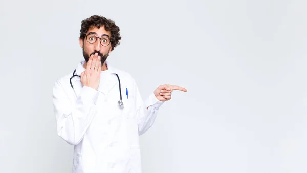 Junger Arzt Der Sich Glücklich Schockiert Und Überrascht Fühlt Mund — Stockfoto
