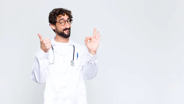 Jovem Médico Homem Sentindo Feliz Surpreso Satisfeito Surpreso Mostrando Polegares — Fotografia de Stock