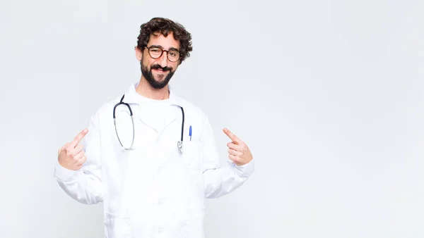 Dokter Muda Terlihat Bangga Sombong Bahagia Terkejut Dan Puas Menunjuk — Stok Foto