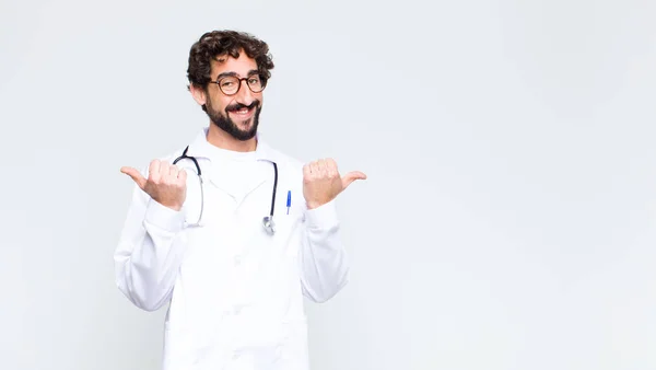Jovem Médico Homem Sorrindo Alegremente Olhando Feliz Sentindo Despreocupado Positivo — Fotografia de Stock
