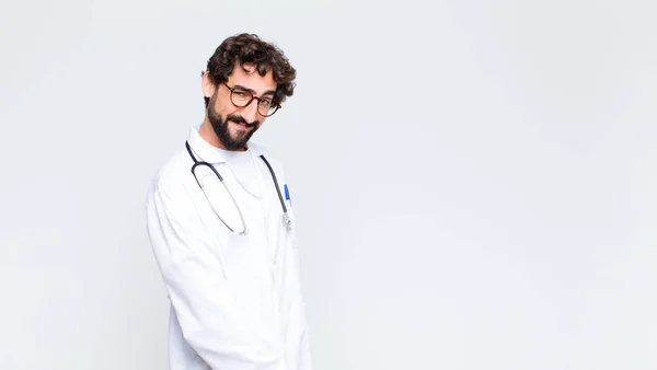 Genç Doktor Gururlu Kendinden Emin Havalı Küstah Küstah Görünüyor Gülümsüyor — Stok fotoğraf