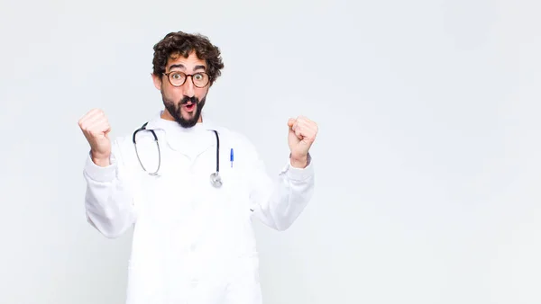 Joven Doctor Hombre Celebrando Éxito Increíble Como Ganador Mirando Emocionado —  Fotos de Stock