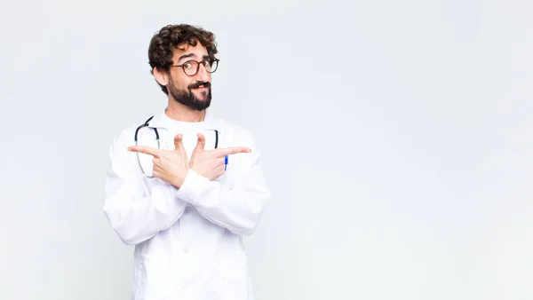 Giovane Medico Dall Aspetto Perplesso Confuso Insicuro Che Punta Direzioni — Foto Stock