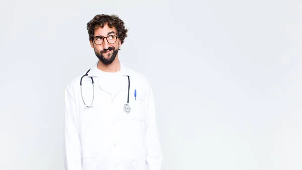Ung Läkare Man Ser Förbryllad Och Förvirrad Undrar Eller Försöker — Stockfoto