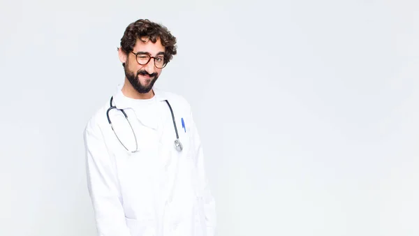 Ung Läkare Man Ser Glad Och Vänlig Ler Och Blinkar — Stockfoto