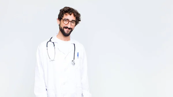Joven Doctor Hombre Sonriendo Positiva Confiadamente Buscando Satisfecho Amable Feliz —  Fotos de Stock