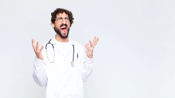 Jonge Dokter Man Woedend Schreeuwen Gevoel Van Stress Geïrriteerd Met — Stockfoto