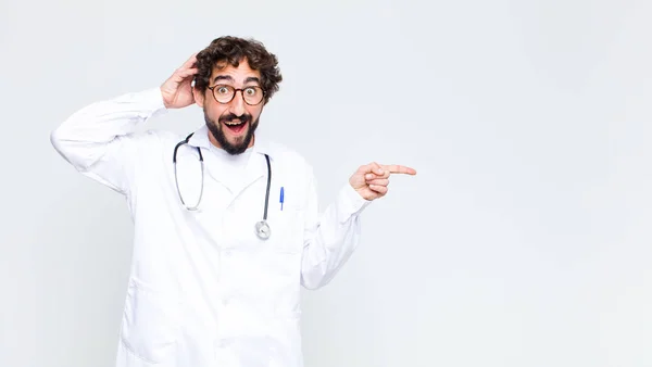 Junger Arzt Lacht Sieht Glücklich Positiv Und Überrascht Aus Und — Stockfoto
