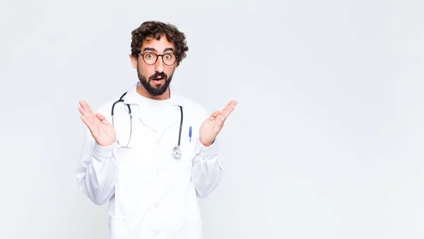 Ung Läkare Man Ser Chockad Och Förvånad Med Käken Tappade — Stockfoto
