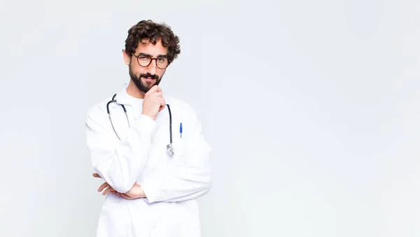 Giovane Medico Che Sembra Serio Confuso Incerto Premuroso Dubitare Tra — Foto Stock