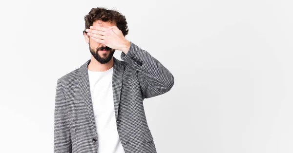 Jovem Empresário Louco Cobrindo Olhos Com Uma Mão Sentindo Assustado — Fotografia de Stock