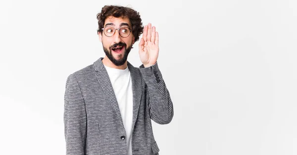 Giovane Uomo Affari Pazzo Sorridente Guardando Curiosamente Lato Cercando Ascoltare — Foto Stock