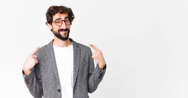 Jonge Gekke Zakenman Glimlachend Vol Vertrouwen Wijzen Naar Een Eigen — Stockfoto