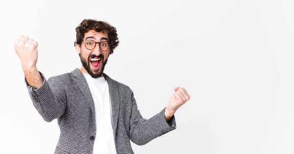 Joven Empresario Loco Gritando Triunfalmente Pareciendo Emocionado Feliz Sorprendido Ganador — Foto de Stock