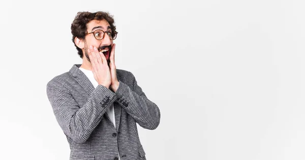 Giovane Uomo Affari Pazzo Sensazione Felice Eccitato Sorpreso Guardando Lato — Foto Stock