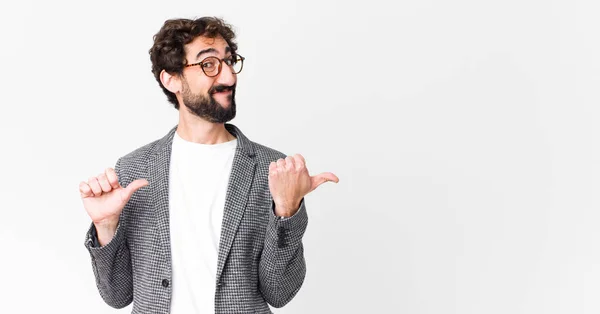 Joven Empresario Loco Sonriendo Alegre Casualmente Apuntando Copiar Espacio Lado —  Fotos de Stock