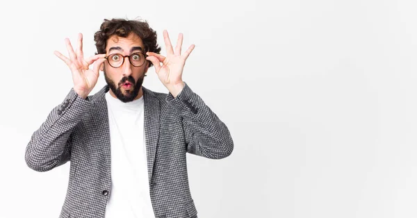 Junger Verrückter Geschäftsmann Ist Schockiert Erstaunt Und Überrascht Hält Brille — Stockfoto
