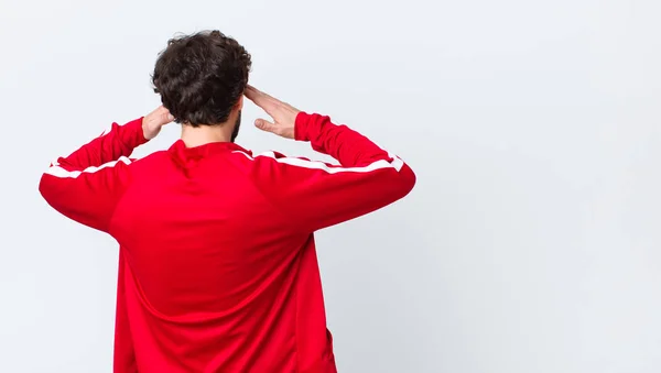 Joven Barbudo Vista Trasera Hombre Buscando Concentrado Reflexivo Inspirado Lluvia — Foto de Stock