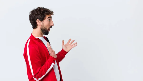 Jonge Man Met Baard Terug Kijken Kijken Geschokt Verbaasd Met — Stockfoto