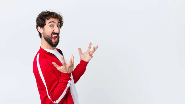 Jonge Man Met Baard Achteraanzicht Schreeuwen Met Handen Omhoog Lucht — Stockfoto