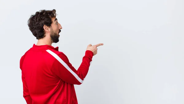 Jonge Man Met Baard Terug Bekijken Gevoel Geschokt Verrast Wijzen — Stockfoto