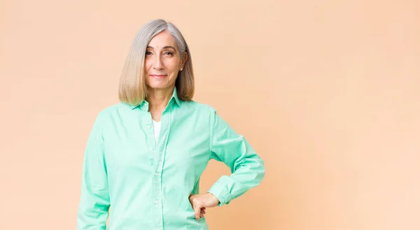 Middelbare Leeftijd Koele Vrouw Glimlachen Gelukkig Met Een Hand Hip — Stockfoto