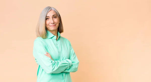 Donna Fredda Mezza Età Sorridente Alla Macchina Fotografica Con Braccia — Foto Stock