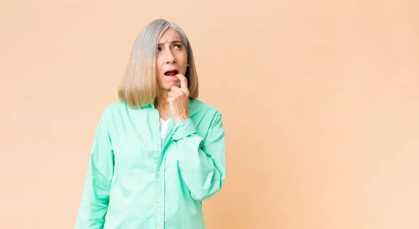 Mujer Fresca Mediana Edad Con Mirada Sorprendida Nerviosa Preocupada Asustada — Foto de Stock