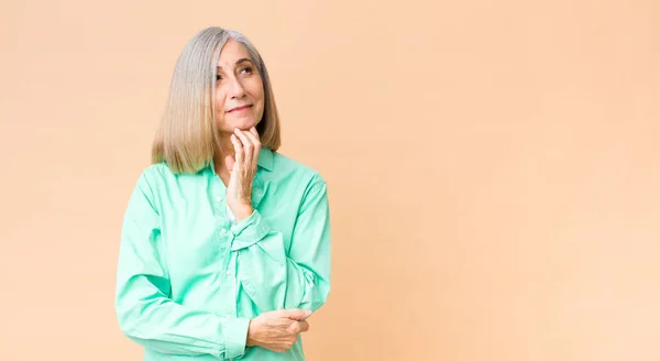 Middelbare Leeftijd Koele Vrouw Glimlachen Met Een Gelukkige Zelfverzekerde Uitdrukking — Stockfoto