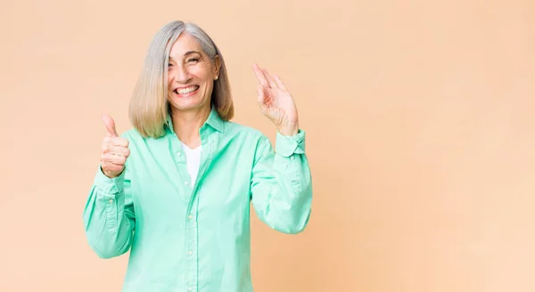 Meia Idade Mulher Legal Sentindo Feliz Surpreso Satisfeito Surpreso Mostrando — Fotografia de Stock