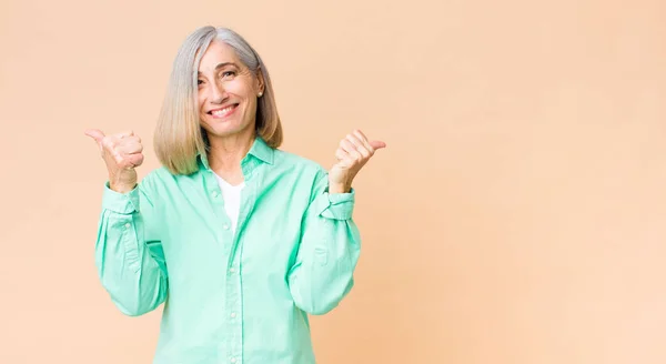 Mujer Cool Mediana Edad Sonriendo Alegremente Luciendo Feliz Sintiéndose Despreocupada —  Fotos de Stock