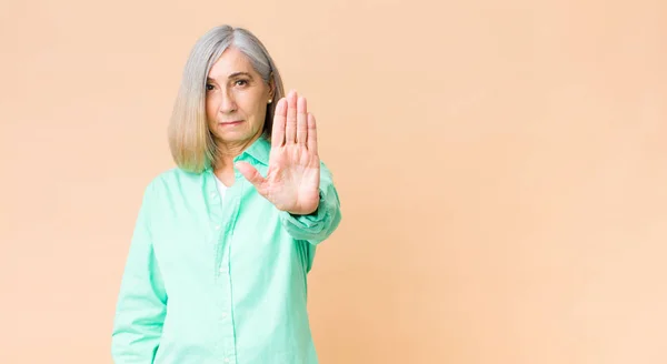 Middelbare Leeftijd Coole Vrouw Zoek Serieus Streng Ontevreden Boos Tonen — Stockfoto