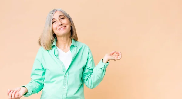 Mujer Cool Mediana Edad Sonriendo Sintiéndose Despreocupada Relajada Feliz Bailando —  Fotos de Stock