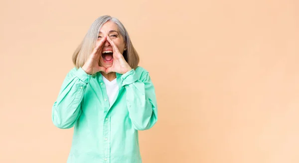 Middelbare Leeftijd Koele Vrouw Voelt Zich Gelukkig Opgewonden Positief Het — Stockfoto