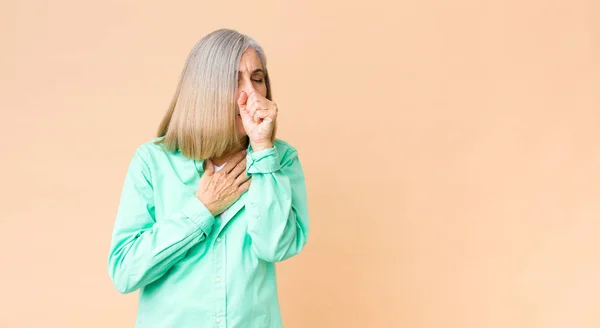 Middelbare Leeftijd Koele Vrouw Zich Ziek Voelen Met Een Zere — Stockfoto