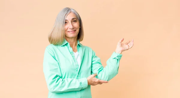 Orta Yaşlı Havalı Bir Kadın Gururla Kendine Güvenerek Gülümsüyor Mutlu — Stok fotoğraf