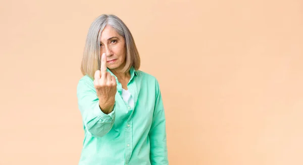 Mezza Età Donna Fredda Sensazione Rabbia Infastidito Ribelle Aggressivo Capovolgendo — Foto Stock