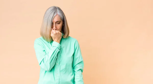 Coole Frau Mittleren Alters Die Sich Ernst Nachdenklich Und Besorgt — Stockfoto