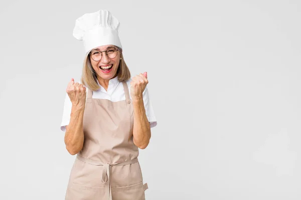 Panadero Mediana Edad Mujer Gritando Triunfalmente Riendo Sintiéndose Feliz Emocionado —  Fotos de Stock