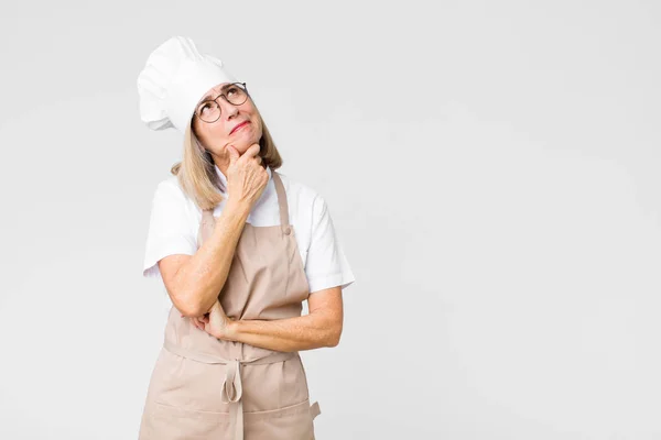 Mezza Età Panettiere Donna Pensando Sensazione Dubbia Confusa Con Diverse — Foto Stock