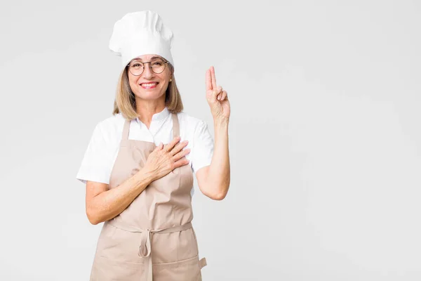 Mulher Padeiro Meia Idade Olhando Feliz Confiante Confiável Sorrindo Mostrando — Fotografia de Stock