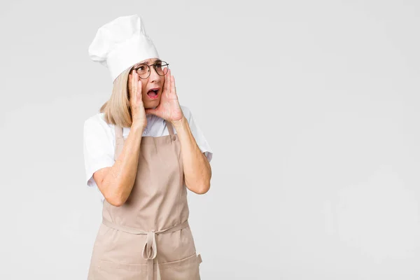 Bäckerfrau Mittleren Alters Ist Glücklich Aufgeregt Und Überrascht Und Blickt — Stockfoto