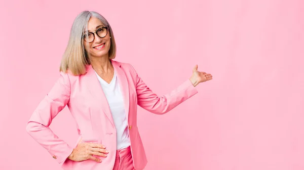 Middle Age Cool Woman Feeling Happy Cheerful Smiling Welcoming You — Stock Photo, Image