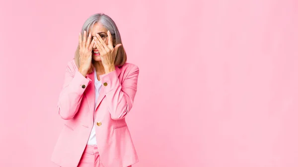 Middelbare Leeftijd Koele Vrouw Bedekken Gezicht Met Handen Gluren Tussen — Stockfoto