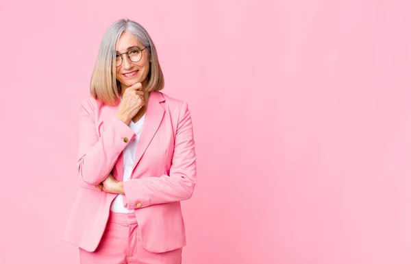 Mujer Fresca Mediana Edad Sonriendo Disfrutando Vida Sintiéndose Feliz Amigable —  Fotos de Stock