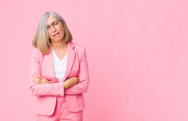 Mujer Fresca Mediana Edad Sintiéndose Ansiosa Enferma Enferma Infeliz Sufriendo —  Fotos de Stock